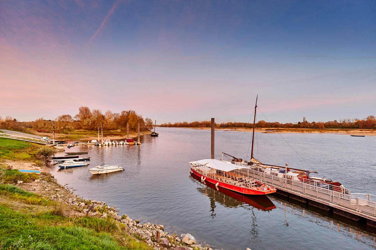 Un paysage de la Loire avec une vue sur bateaux