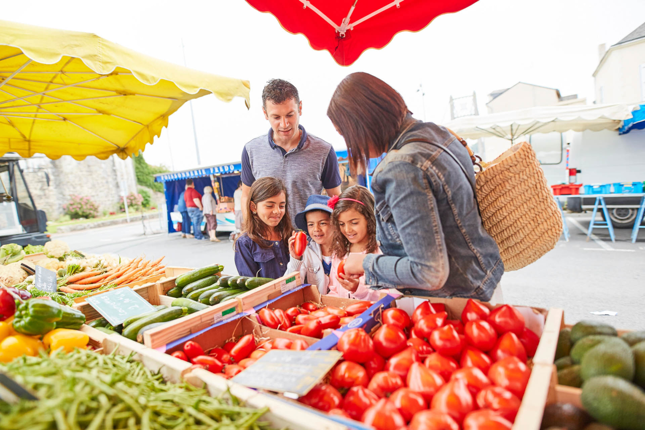 Une famille au marché d'Ancenis.