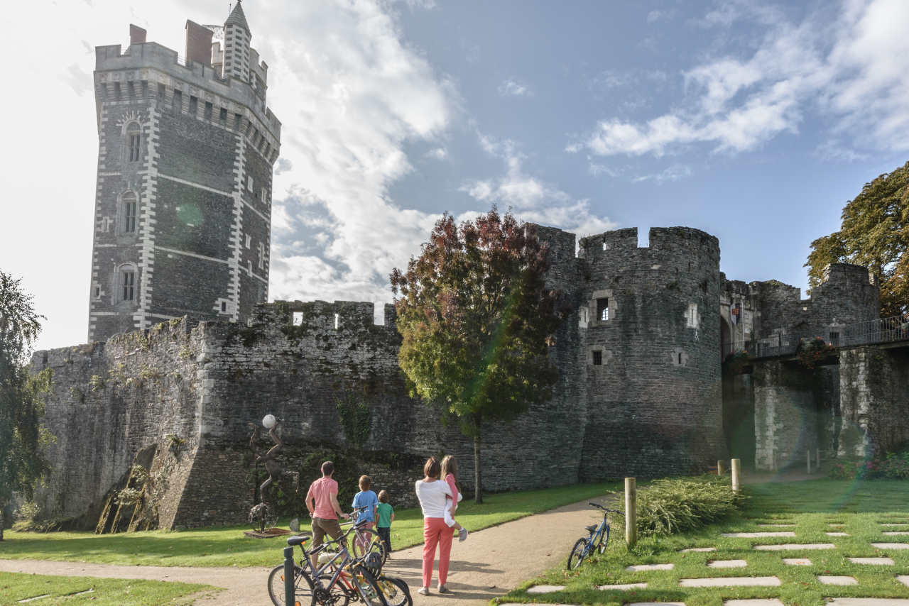 Velo en famille et visite du Chateau d'Oudon.